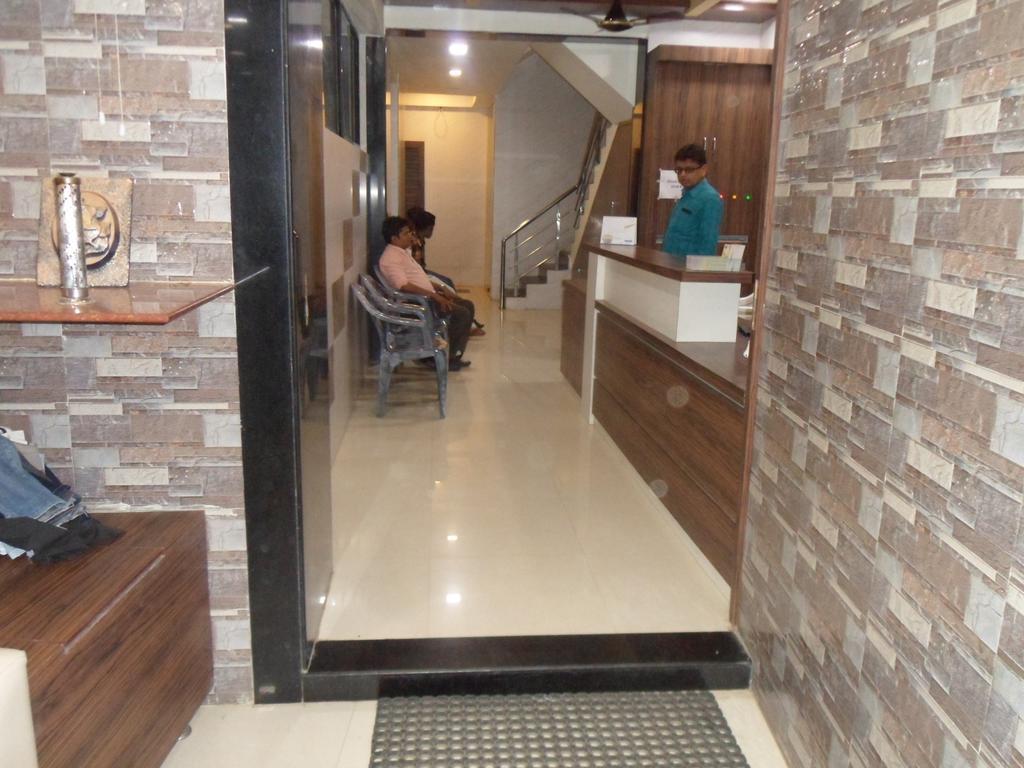 Hotel Madhusudan Dwārka Bagian luar foto