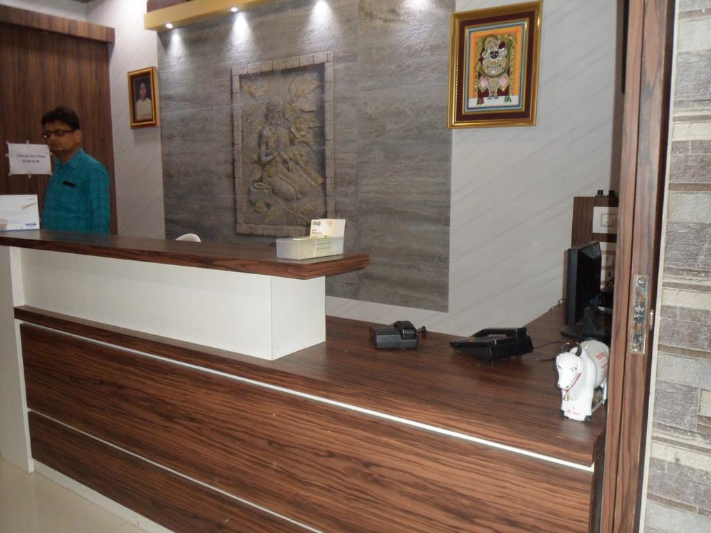 Hotel Madhusudan Dwārka Bagian luar foto