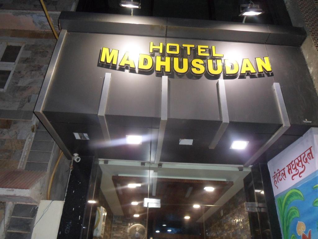 Hotel Madhusudan Dwārka Bagian luar foto
