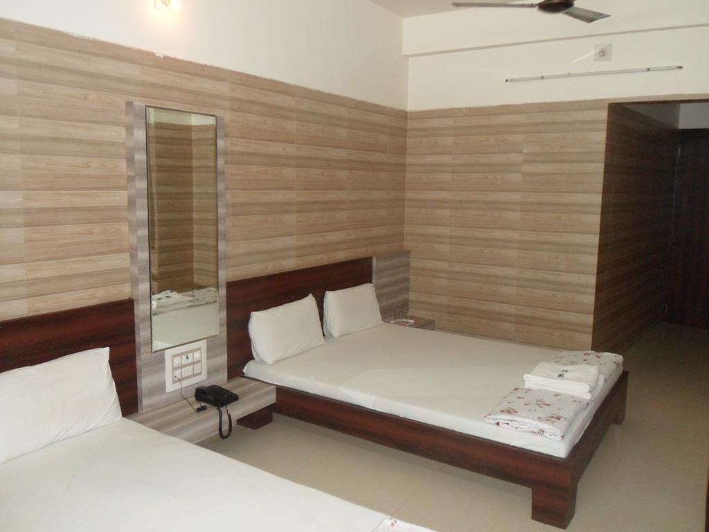 Hotel Madhusudan Dwārka Ruang foto