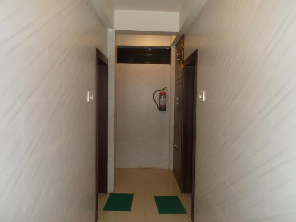 Hotel Madhusudan Dwārka Bagian luar foto