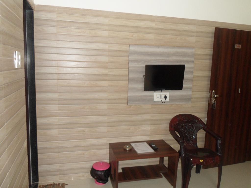 Hotel Madhusudan Dwārka Bagian luar foto
