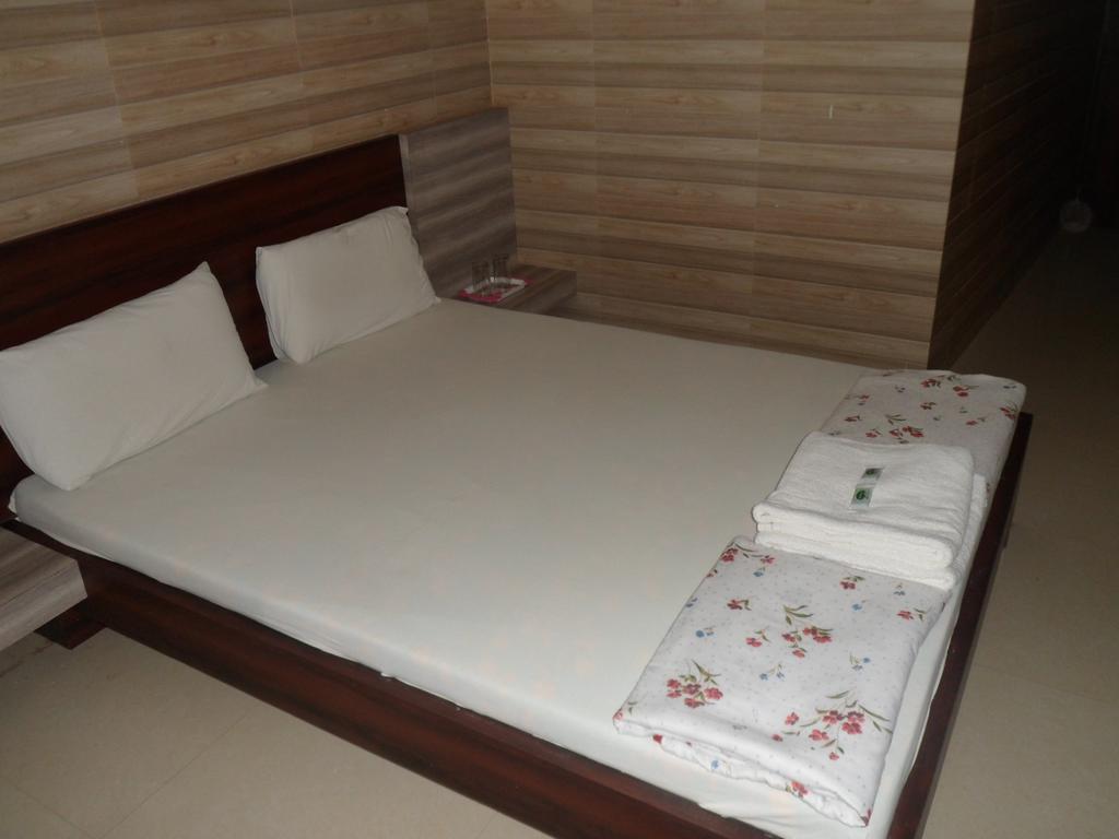 Hotel Madhusudan Dwārka Bagian luar foto
