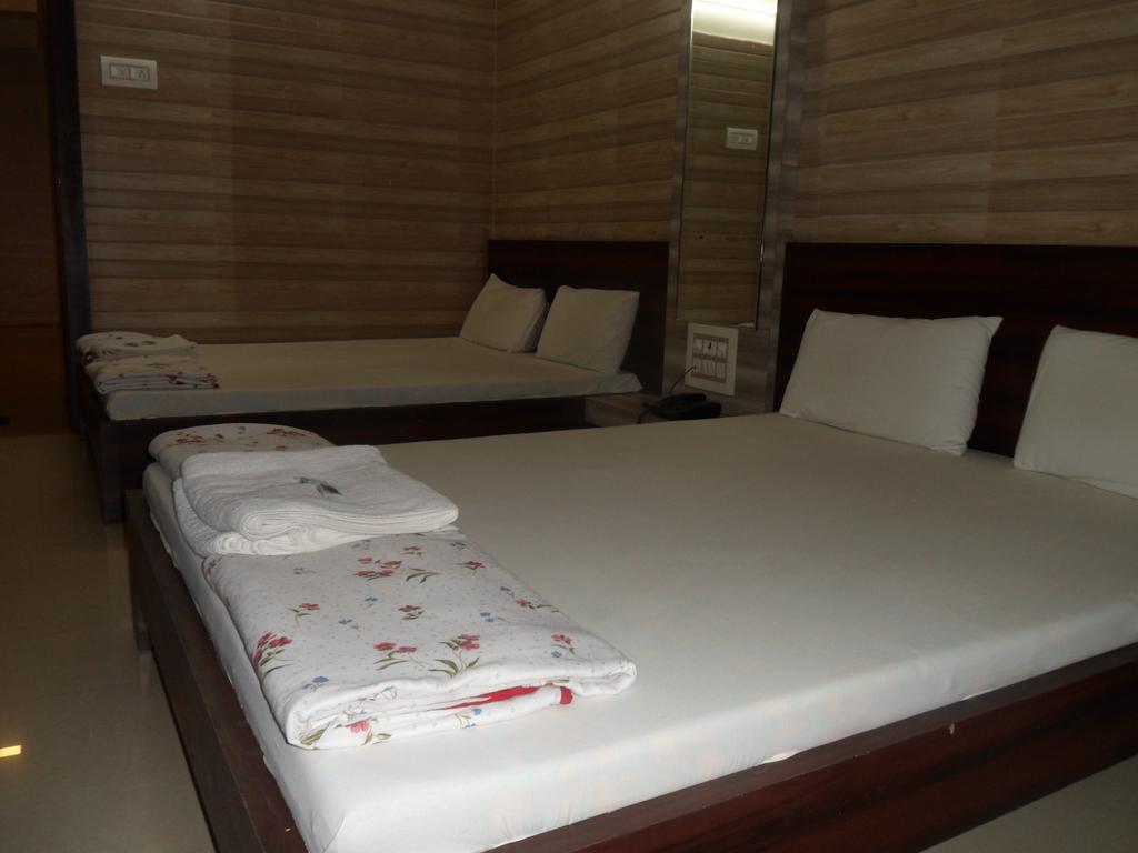 Hotel Madhusudan Dwārka Bagian luar foto