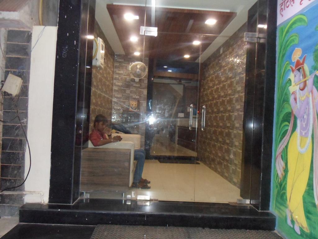 Hotel Madhusudan Dwārka Bagian luar foto