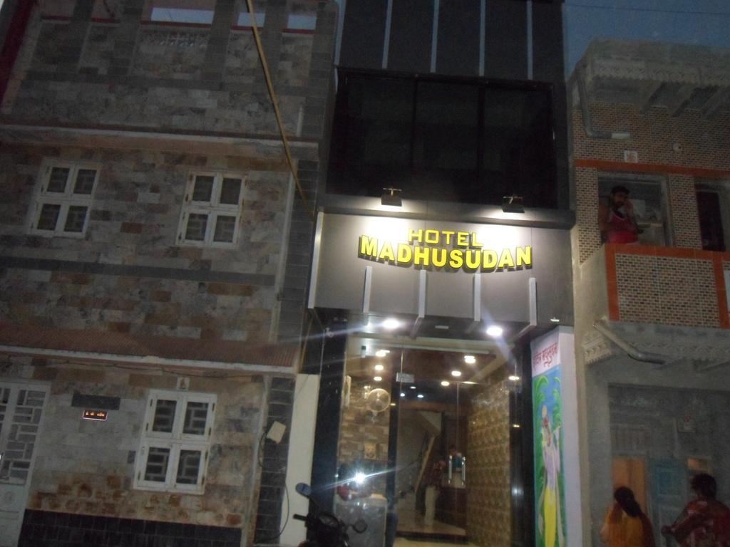 Hotel Madhusudan Dwārka Bagian luar foto