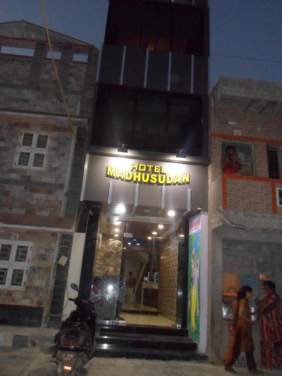 Hotel Madhusudan Dwārka Bagian luar foto